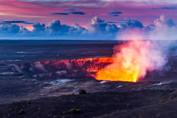 lago de lava en el halema ' u - cráter fotografías e imágenes de stock