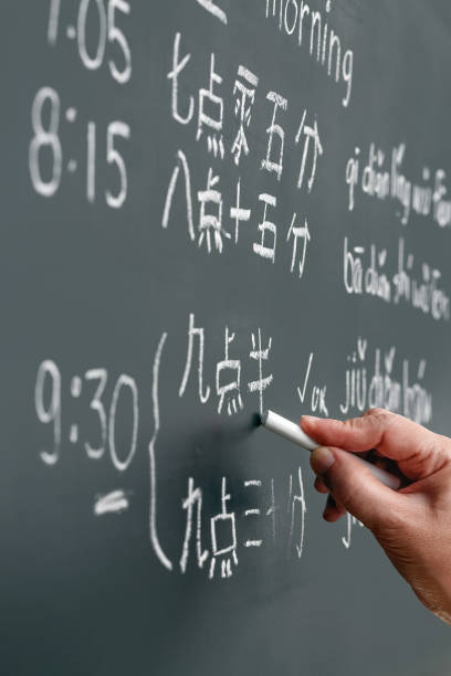 istock Learning chinese to tell time in class room. 1006630250