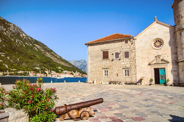 künstliche insel unserer lieben frau von den felsen, boka bay adria, montenegro - gospa od škrpjela stock-fotos und bilder