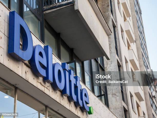 Logo Deloitte Di Gedung Kantor Utama Mereka Di Beograd Deloitte Adalah Salah Satu Perusahaan Audit Utama Di Dunia Dalam Big Four Group Foto Stok - Unduh Gambar Sekarang