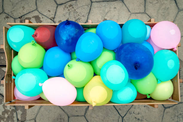 i bambini giocano a palloncini d'acqua combattono in estate - picking a fight foto e immagini stock