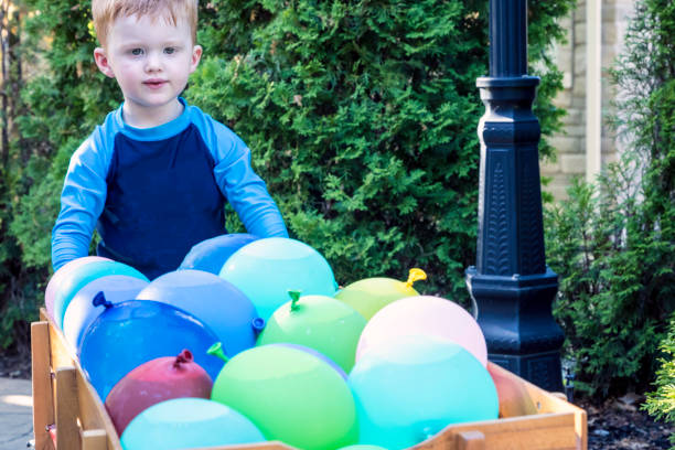 dzieci grające w balony wodne walczą latem - picking a fight zdjęcia i obrazy z banku zdjęć