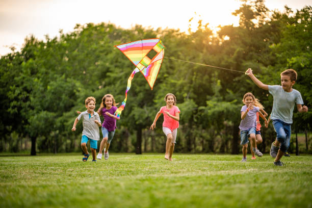 glada barn kör för en flygande drake - flying kite bildbanksfoton och bilder
