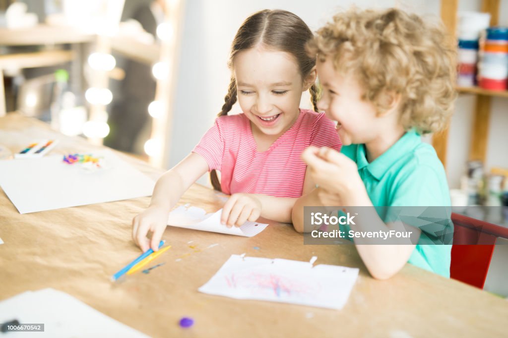 Enfants s'amuser ensemble - Photo de Enfant libre de droits