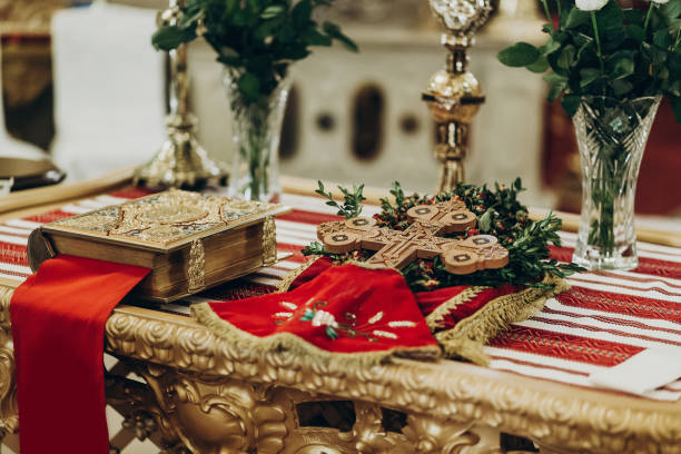 biblia de oro y cruz de altar en la iglesia. ceremonia de boda tradicional, espacio para texto. religión - communion altar last supper wedding fotografías e imágenes de stock