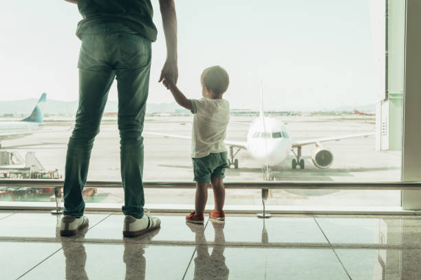 istock Family at the airport 1006697104
