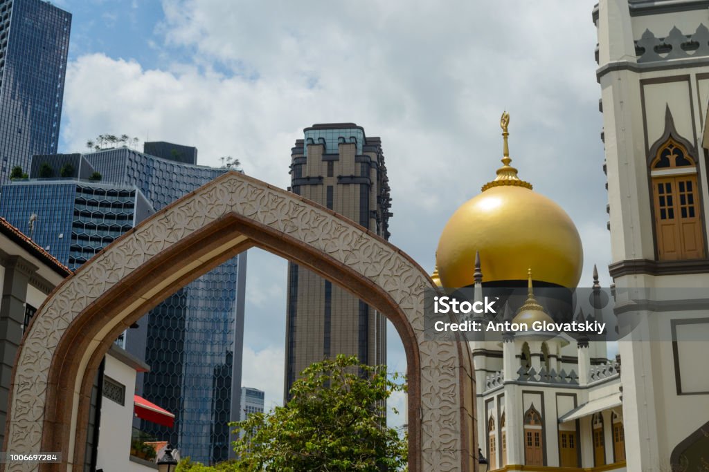 Paesaggio urbano vicino alla Moschea sultan nel distretto arabo di Singapore. - Foto stock royalty-free di Allah
