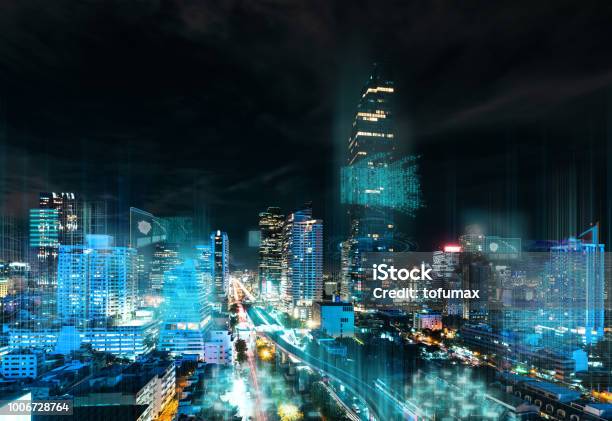 スマート都市およびインター ネット ネットワーク - 都市のストックフォトや画像を多数ご用意 - 都市, 電気, 送電線