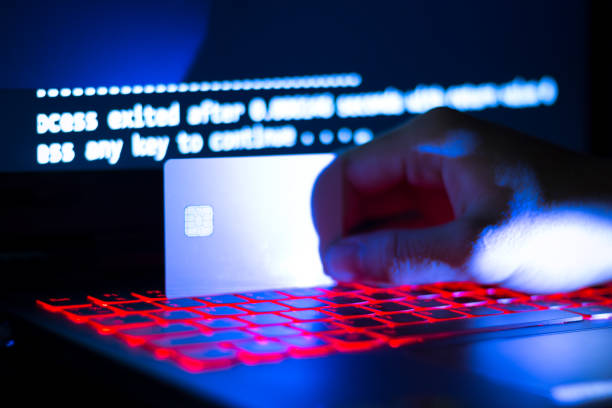 The concept of credit card theft. Hackers with credit cards on laptops use these data for unauthorized shopping. Unauthorized payments from credit card owners. In the hacker's secret office el concepto de robo de tarjeta de crédito. hackers con tarjetas de crédito en las computadoras portátiles utilizan estos datos para ir de compras no autorizadas. pagos sin autorización de los dueños de tarjetas de crédito. en la oficina secreta de lo