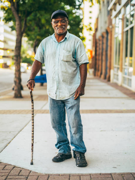 panhandler en las calles - poor area fotografías e imágenes de stock