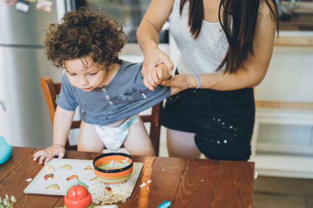 mère faire le désordre après le déjeuner pour tout-petits - imperfection photos et images de collection