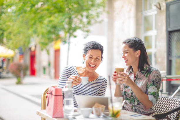 madre e hija adulta pasar tiempo juntos - outdoors drinking women friendship fotografías e imágenes de stock