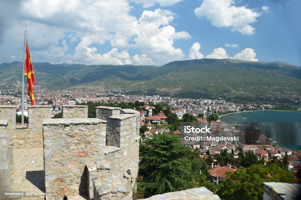 Panorama do Ohrid, cidade e lago, visto da fortaleza com uma bandeira da Macedônia - Foto de stock de Antigo royalty-free