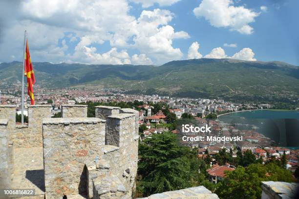 Foto de Panorama Do Ohrid Cidade E Lago Visto Da Fortaleza Com Uma Bandeira Da Macedônia e mais fotos de stock de Antigo