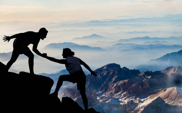 caminhantes ajudando - climbing clambering mountain silhouette - fotografias e filmes do acervo