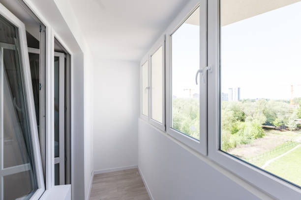 современное металлопластиковое окно и дверь в новой квартире - engineering nobody contemporary new стоковые фото и изображения