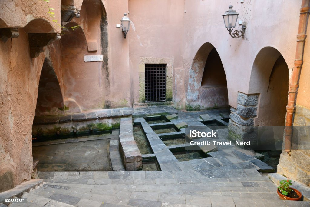 Il vecchio lavatoio nel centro di Cefalù, Sicilia, Italia - Foto stock royalty-free di Acqua