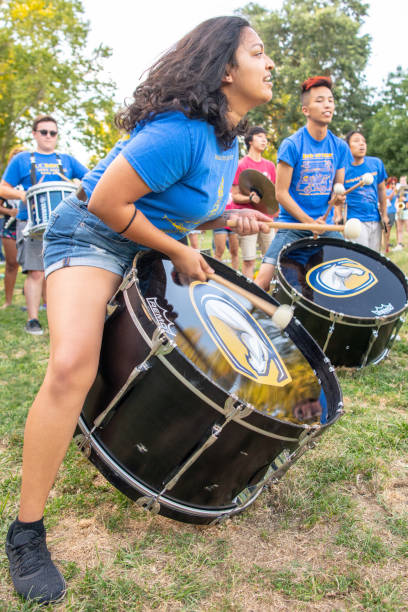 jeune femme jouant de la batterie à uc davis band - music festival park friendship summer photos et images de collection