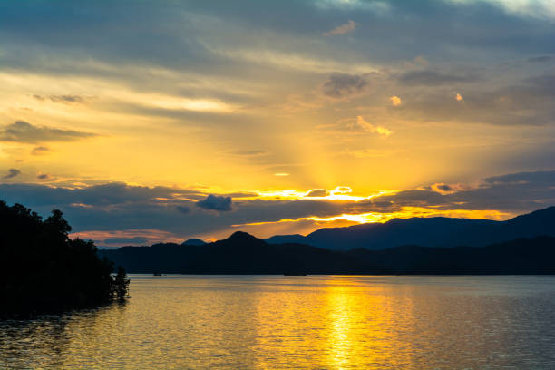 istock Sunrise Over South Holston Lake 1006908984