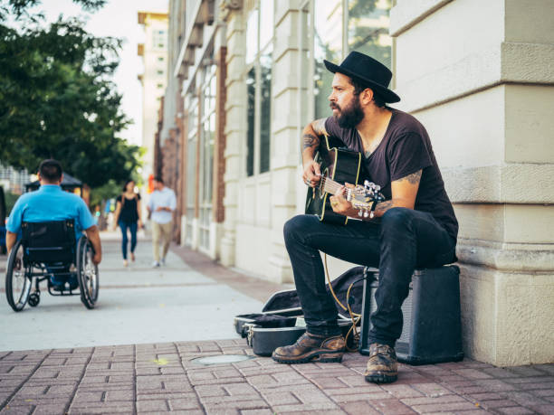 músico de rua tocando - street musician fotos - fotografias e filmes do acervo