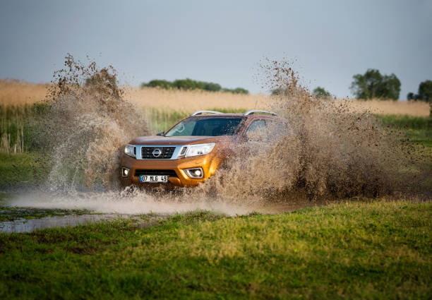 日産 np300 ナバラ roading オフ - sports utility vehicle 4x4 car mud ストックフォトと画像