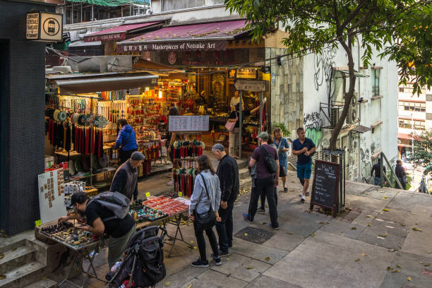 compradores de cat street, el mercado de antigüedades famoso de hong kong - anticuario anticuado fotografías e imágenes de stock