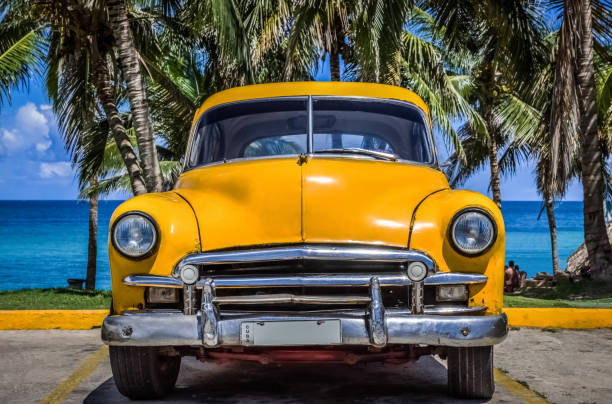 coche clásico amarillo americano estacionado antes de la playa en varadero cuba - serie cuba reportaje - cuba usa vintage car car fotografías e imágenes de stock
