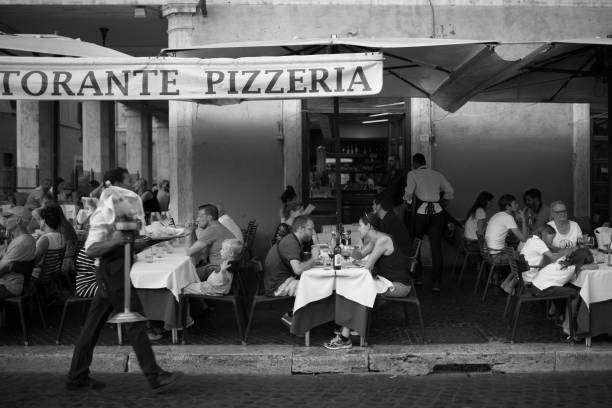pizzeria, roma - italia - italian culture pastry food rome fotografías e imágenes de stock