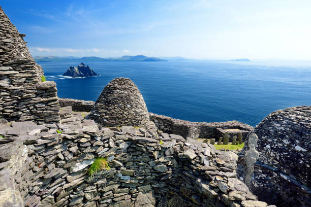 skellig michael o gran skellig, hogar de las ruinas de un monasterio cristiano, país, españa - condado de kerry fotografías e imágenes de stock