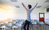 asiatischer-mann-mit-laptop-und-digital-tablette-im-klassenzimmer.jpg?b=1&s=170x170&k=20&c=aQWMVSvkc5S3aWNn1xb670_tIsIk5FMg4o3nMlTZW3g=