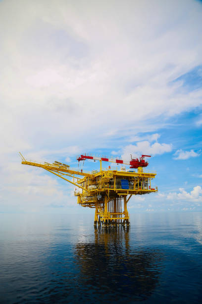 platforma budowlana na morzu dla produkcji ropy naftowej i gazu. przemysł naftowy i gazowy i ciężka praca. platforma produkcyjna i proces operacyjny ręcznym i automatycznym z pomieszczenia sterującego. - offshore drilling zdjęcia i obrazy z banku zdjęć
