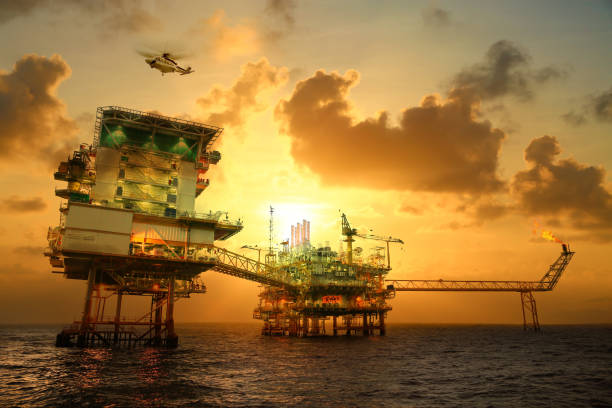 해외 건설 생산 석유와 가스에 대 한 플랫폼입니다. 석유와 가스 산업 그리고 열심히입니다. 생산 플랫폼 및 운영 프로세스 제어 실에서 수동 및 자동 기능에 의해. - derrick crane drilling rig well sky 뉴스 사진 이미지