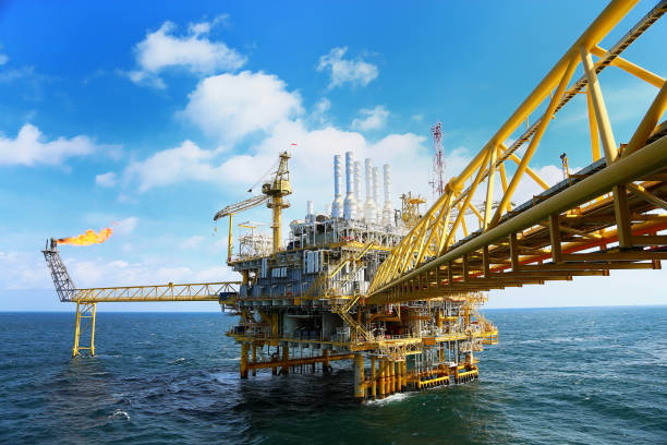 해외 건설 생산 석유와 가스에 대 한 플랫폼입니다. 석유와 가스 산업 그리고 열심히입니다. 생산 플랫폼 및 운영 프로세스 제어 실에서 수동 및 자동 기능에 의해. - derrick crane drilling rig well sky 뉴스 사진 이미지