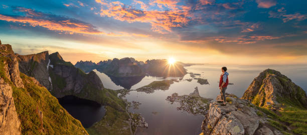 viajero vistas verano de islas lofoten en noruega con la puesta del sol escénica - fishing village nordic countries fjord fotografías e imágenes de stock