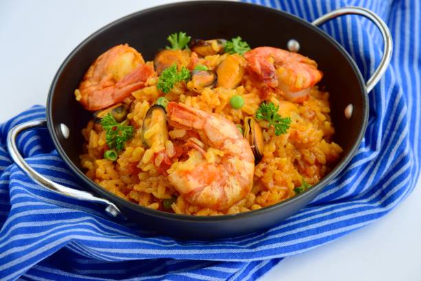 istock Spanish food Paella 1007083704