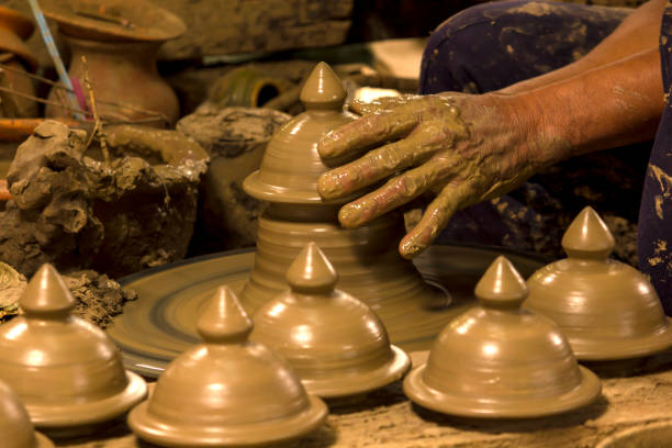 Making pottery using wet soil makes the shape of the container.