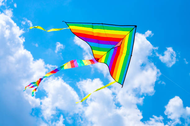 färgglada flygande drakflygning på himlen - flying kite bildbanksfoton och bilder