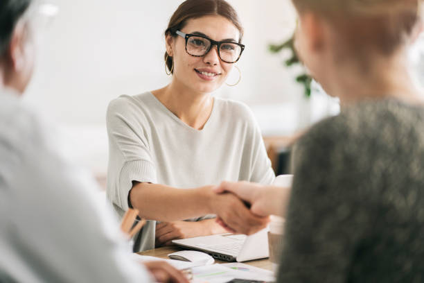 koncepcja doradcy dyskusyjnego dla przedsiębiorców - financial occupation business shaking human hand zdjęcia i obrazy z banku zdjęć