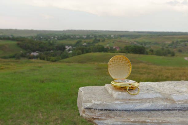 大理石の石の上の金のコンパスを移動する方向を選択の概念 - compass direction east gold ストックフォトと画像