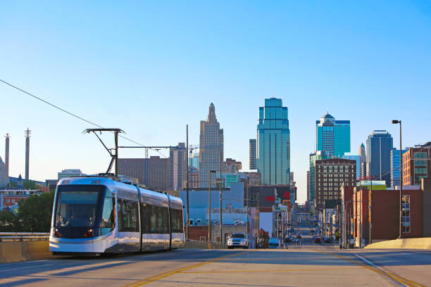 tramway de skyline du centre-ville de kansas city - kansas city missouri photos et images de collection