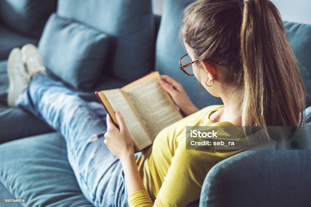 Junge Frau liest Buch - Lizenzfrei Lesen Stock-Foto