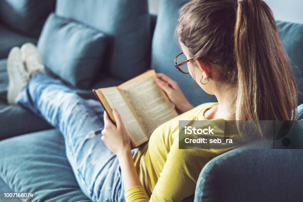 Junge Frau Liest Buch Stockfoto und mehr Bilder von Lesen - Lesen, Buch, Teenager-Alter