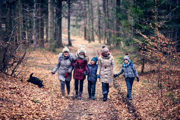 familia disfrutando a pie en el bosque del otoño tardío. - noviembre fotos fotografías e imágenes de stock
