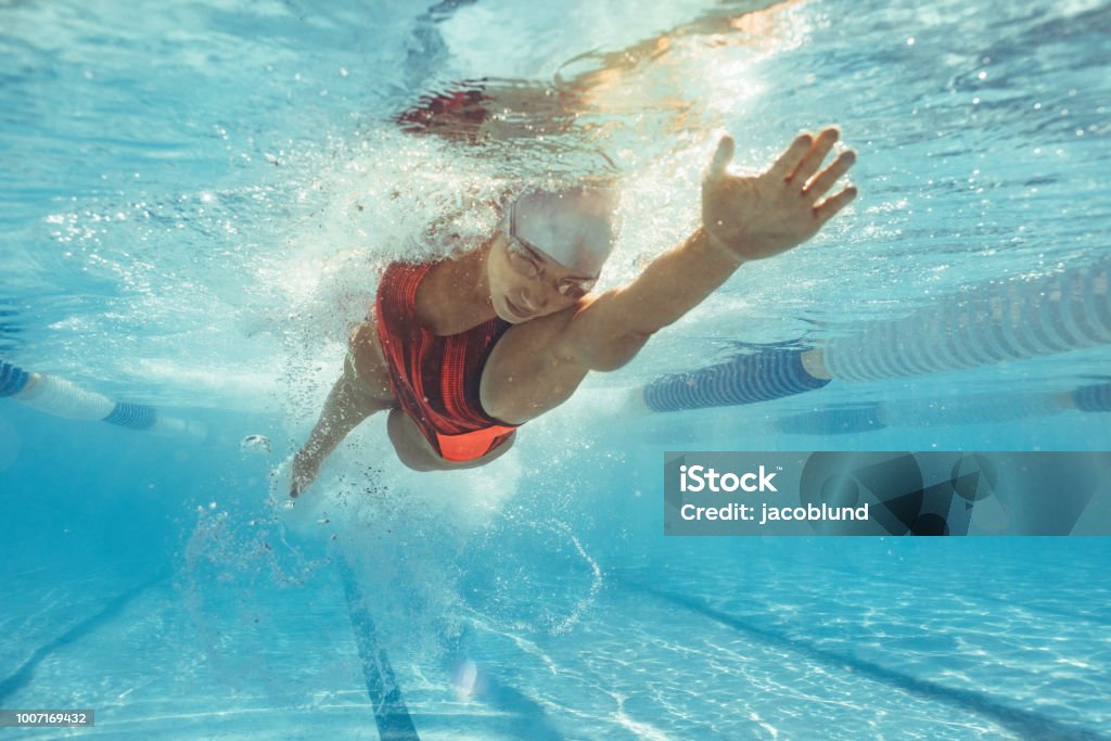 Sportlerin, Schwimmen im pool - Lizenzfrei Schwimmen Stock-Foto