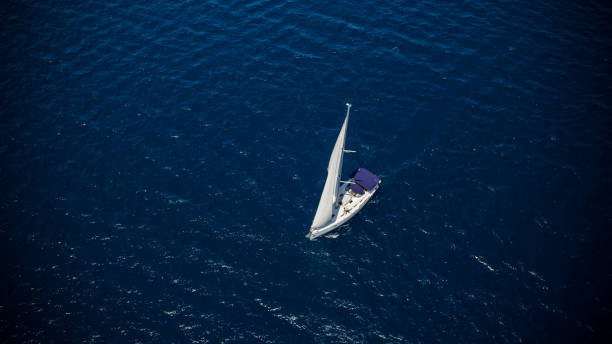 velero en aguas abiertas, vista aérea - sea water single object sailboat fotografías e imágenes de stock