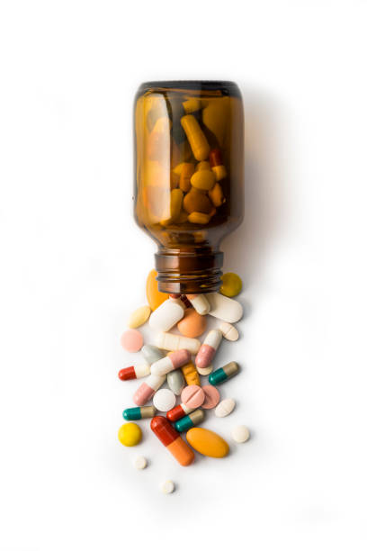 medical: pills and bottle, aerial view - herbal medicine vitamin pill capsule nutritional supplement imagens e fotografias de stock