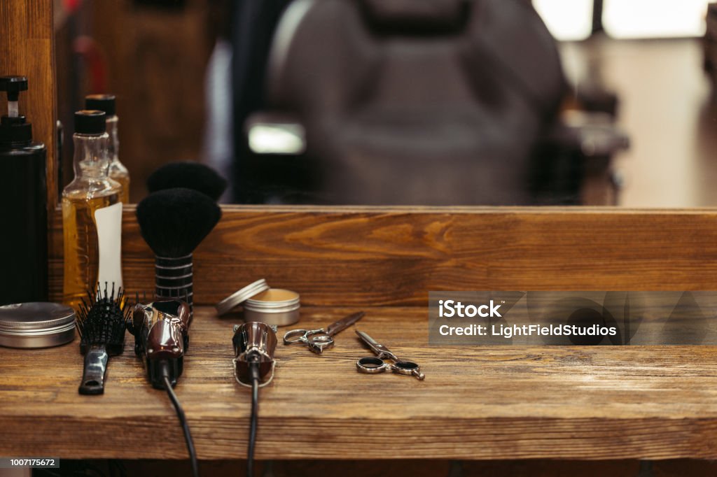 outils sur l’étagère en bois et miroir dans le salon de coiffure de coiffeur - Photo de Barbier - Salon de coiffure libre de droits