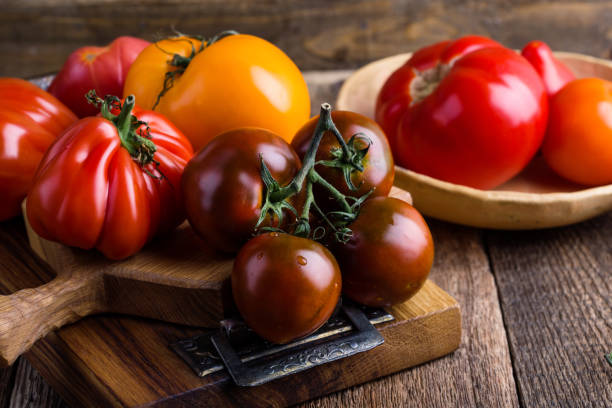 świeże organiczne pomidory z schedy colofrul - heirloom tomato organic tomato rustic zdjęcia i obrazy z banku zdjęć