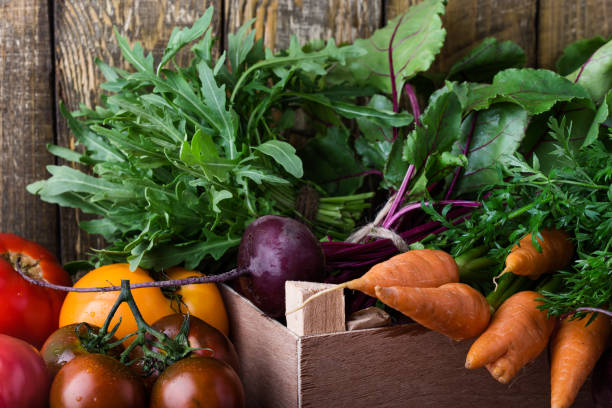 świeże ekologiczne warzywa kolomowe - heirloom tomato organic tomato rustic zdjęcia i obrazy z banku zdjęć