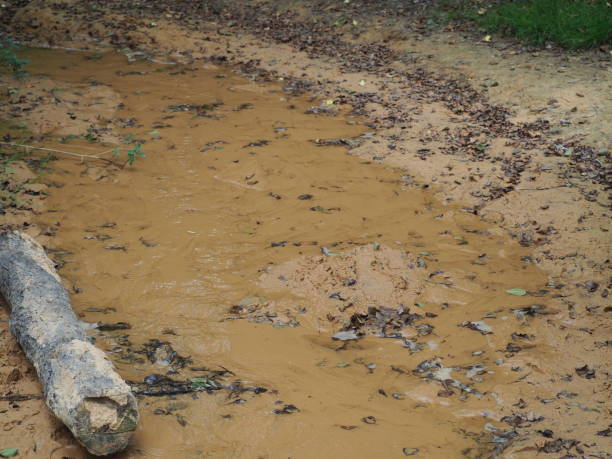 istock Small water stream in the colorado of Rustrel 1007182504
